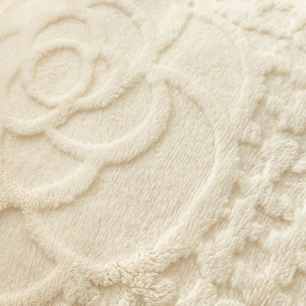 91家纺网 家纺一手货源 找家纺 安哆啦 2025新款着色烂花雕花兔毛绒包边牛奶绒四件套 小香奶白