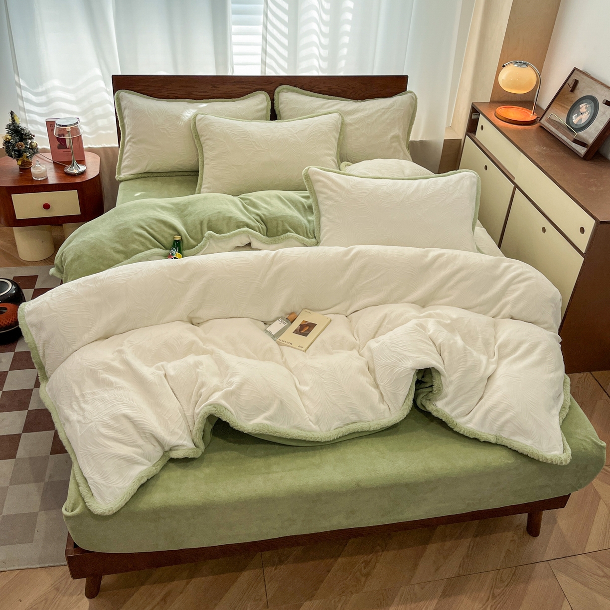 91家纺网 家纺一手货源 找家纺 安哆啦 2025新款着色烂花雕花兔毛绒包边牛奶绒四件套 一叶知秋