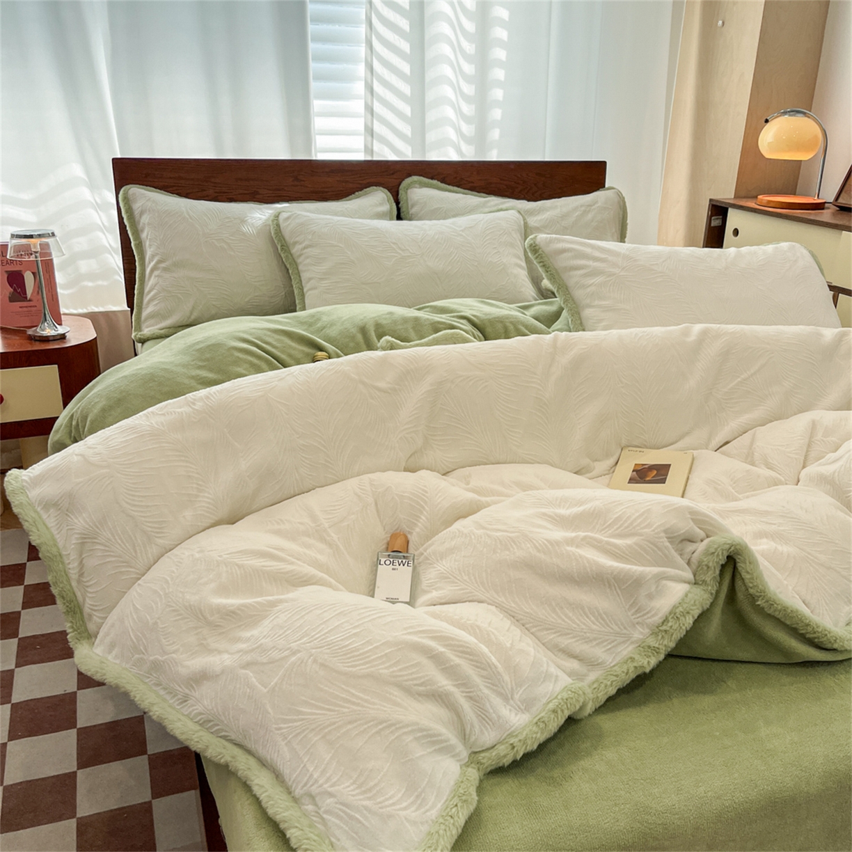 91家纺网 家纺一手货源 找家纺 安哆啦 2025新款着色烂花雕花兔毛绒包边牛奶绒四件套 一叶知秋