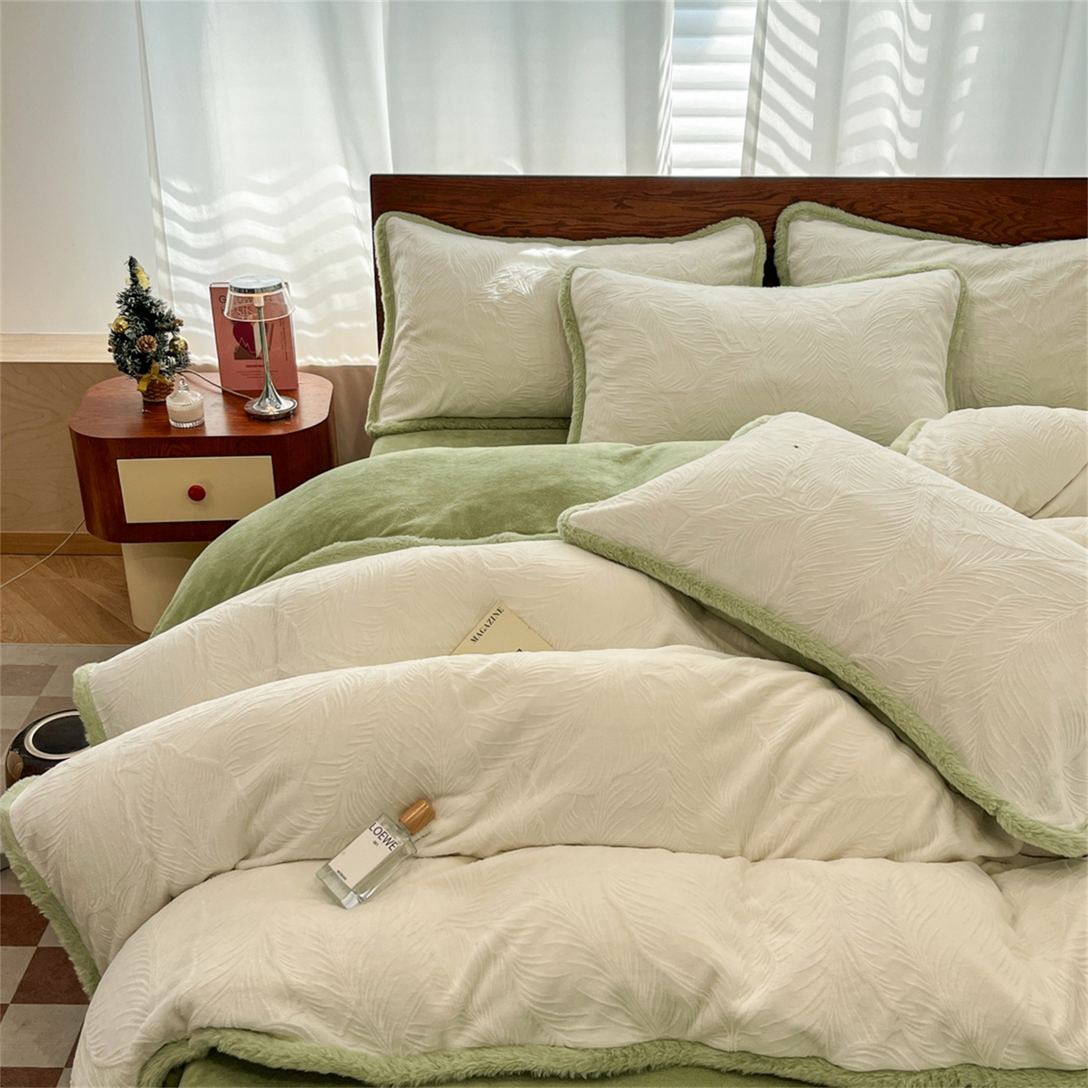 91家纺网 家纺一手货源 找家纺 安哆啦 2025新款着色烂花雕花兔毛绒包边牛奶绒四件套 一叶知秋