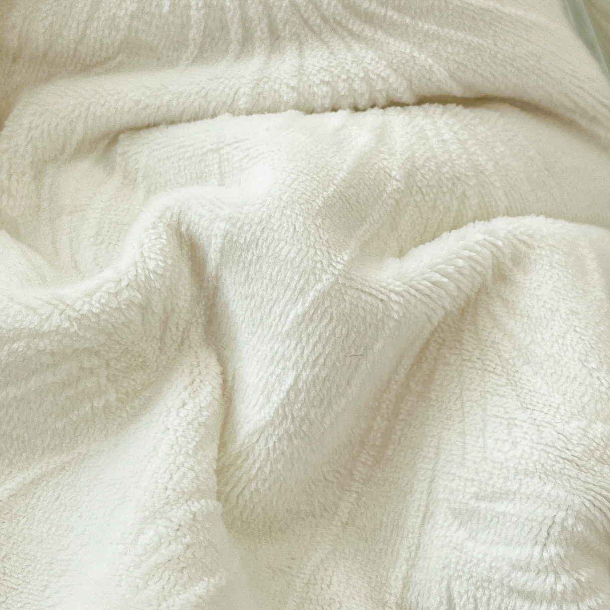 91家纺网 家纺一手货源 找家纺 安哆啦 2025新款着色烂花雕花兔毛绒包边牛奶绒四件套 一叶知秋