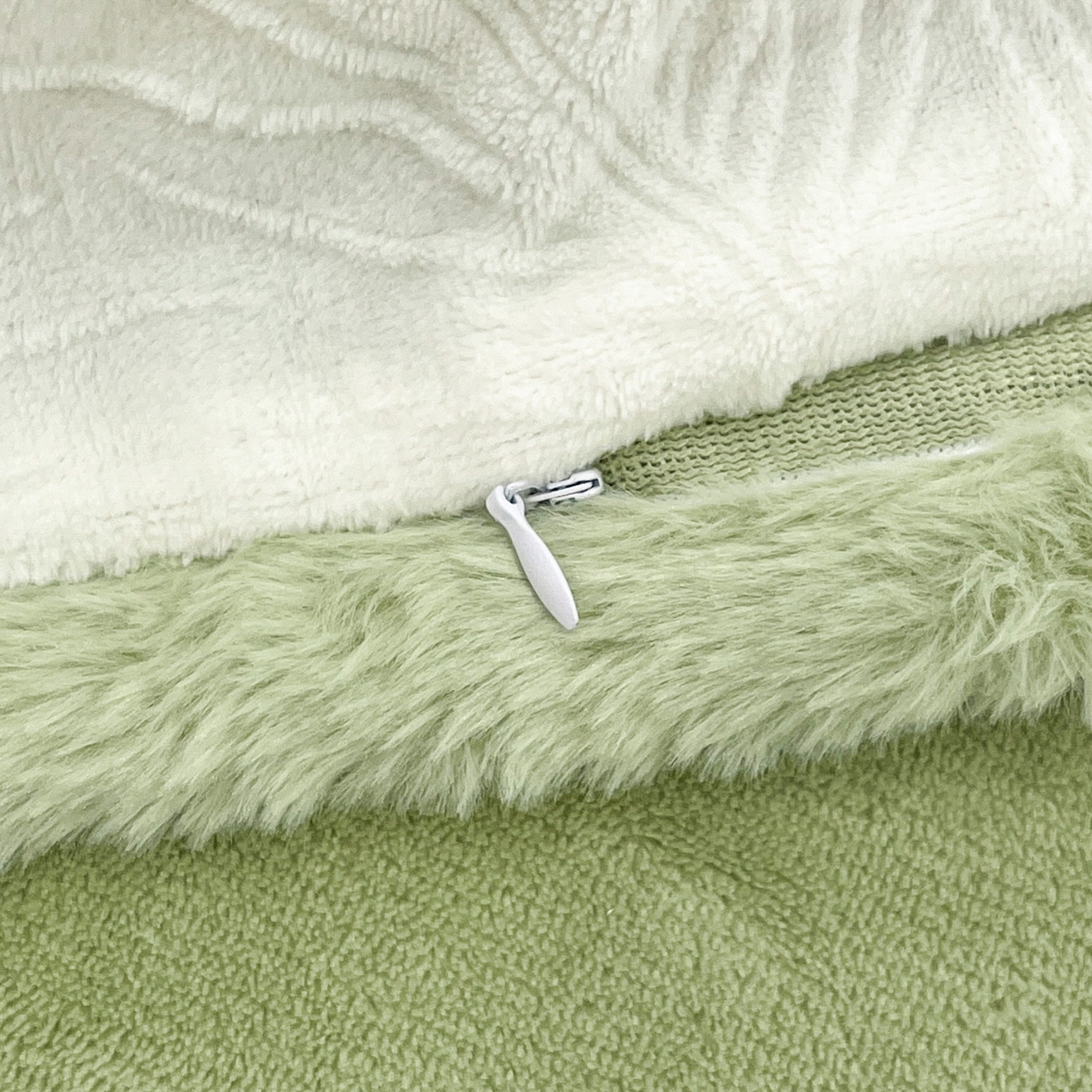 91家纺网 家纺一手货源 找家纺 安哆啦 2025新款着色烂花雕花兔毛绒包边牛奶绒四件套 一叶知秋