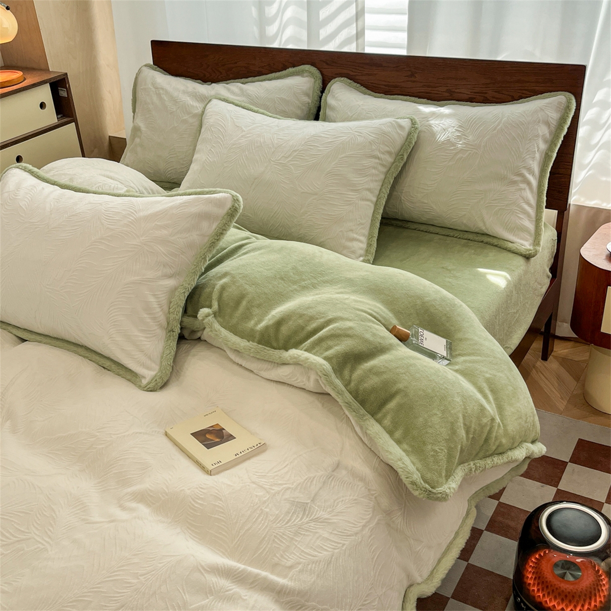 91家纺网 家纺一手货源 找家纺 安哆啦 2025新款着色烂花雕花兔毛绒包边牛奶绒四件套 一叶知秋