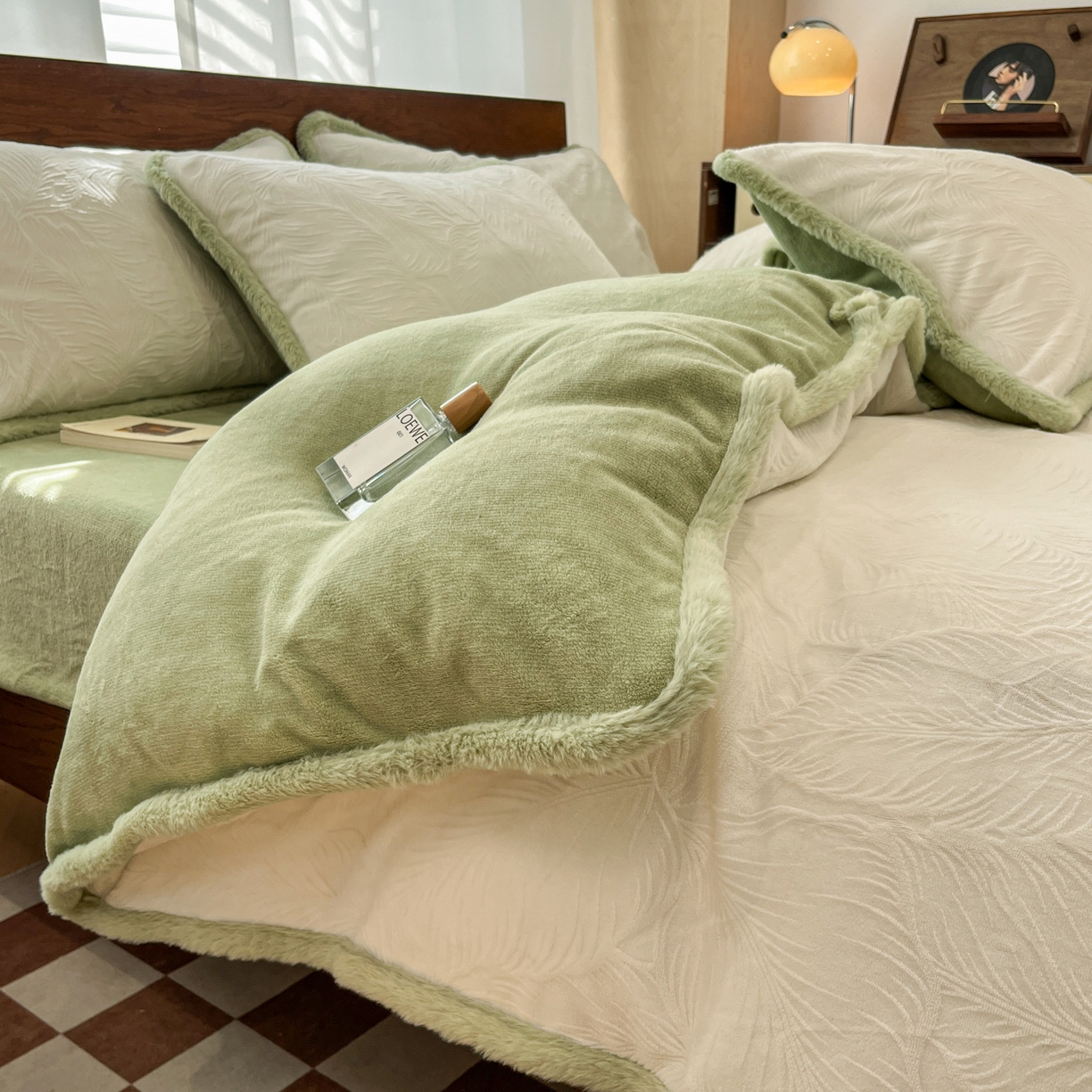 91家纺网 家纺一手货源 找家纺 安哆啦 2025新款着色烂花雕花兔毛绒包边牛奶绒四件套 一叶知秋