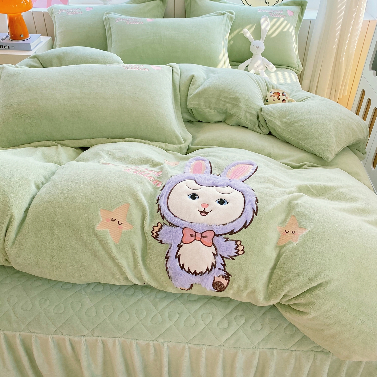 91家纺网 家纺一手货源 找家纺 （总）悦织湾家纺 牛奶绒四件套纯色贴布绣床单款床盖款床上用品四件套时尚小兔2025新款加厚