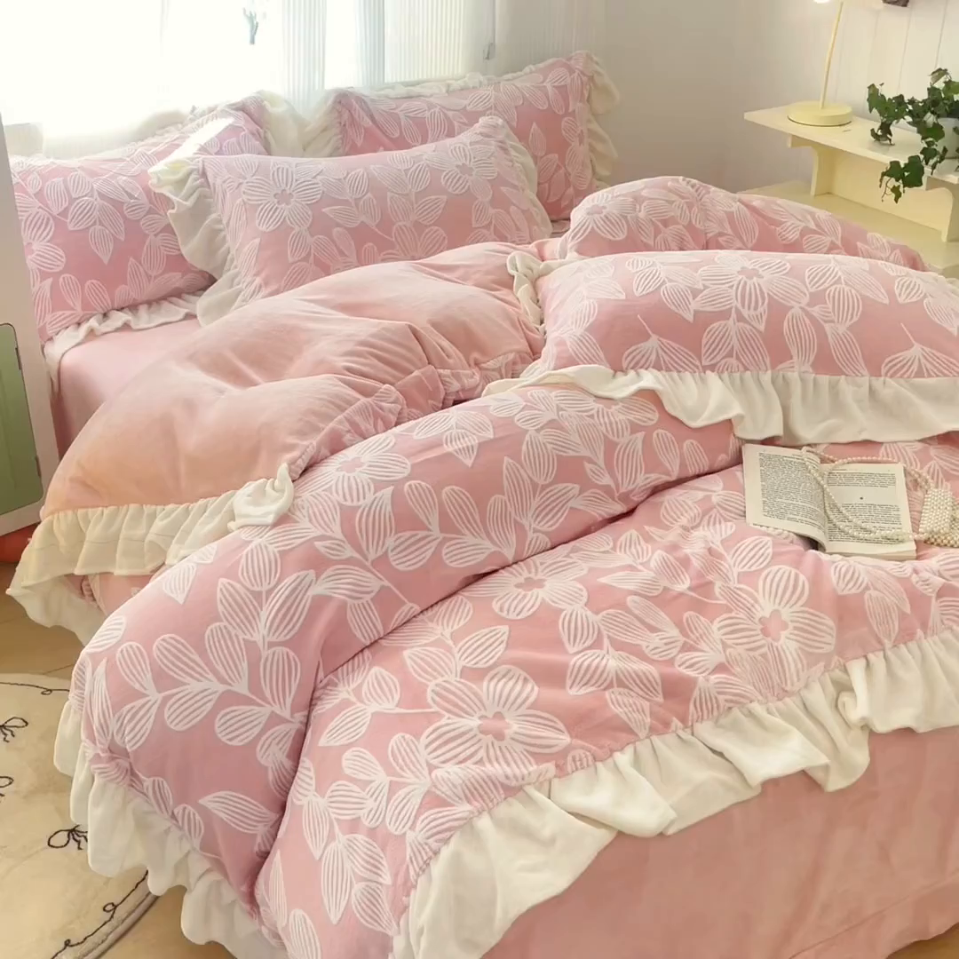 91家纺网 家纺一手货源 找家纺 爱家（原缔乐家纺） 2025新款牛奶雕花绒四件套-如梦 如梦-公主粉