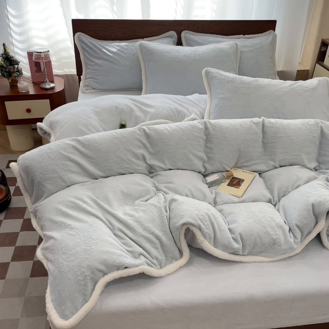 91家纺网 家纺一手货源 找家纺 安哆啦 2025新款着色烂花雕花兔毛绒包边牛奶绒四件套 包边花漾浅梦