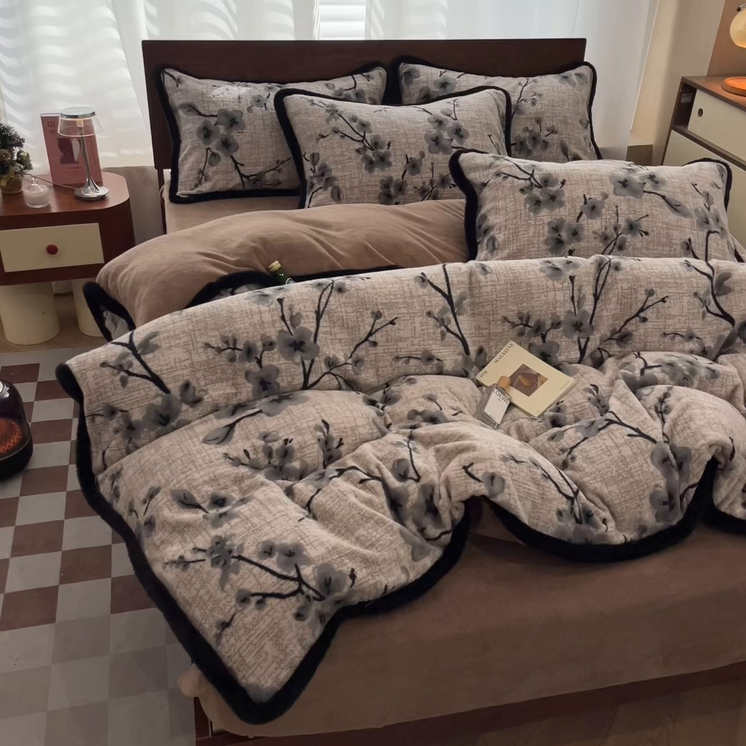 91家纺网 家纺一手货源 找家纺 安哆啦 2025新款着色烂花雕花兔毛绒包边牛奶绒四件套 花上枝-咖