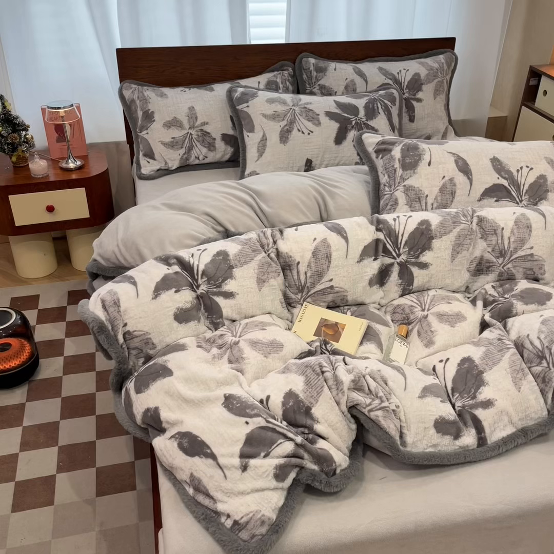 91家纺网 家纺一手货源 找家纺 安哆啦 2025新款着色烂花雕花兔毛绒包边牛奶绒四件套 花影和诗