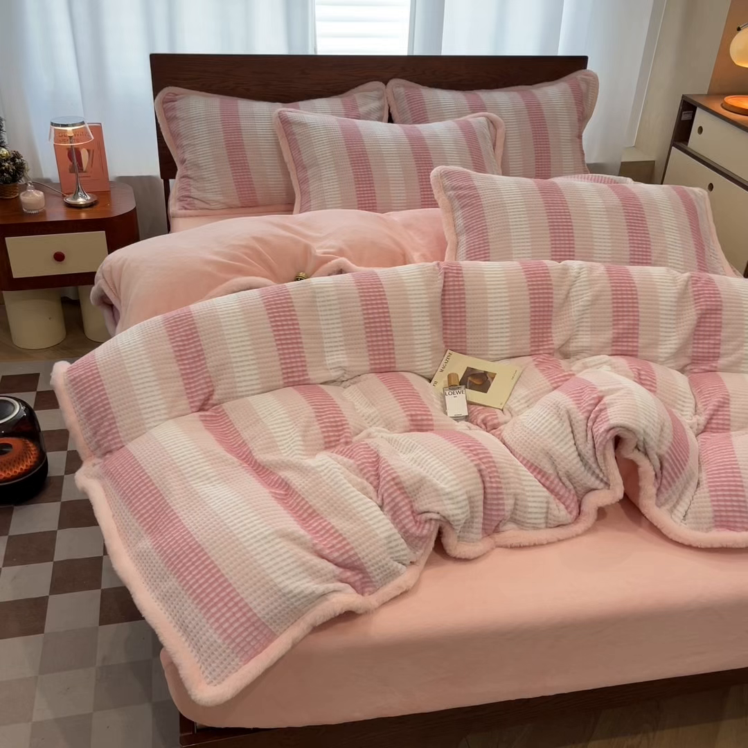 91家纺网 家纺一手货源 找家纺 安哆啦 2025新款着色烂花雕花兔毛绒包边牛奶绒四件套 绒华夫格-粉