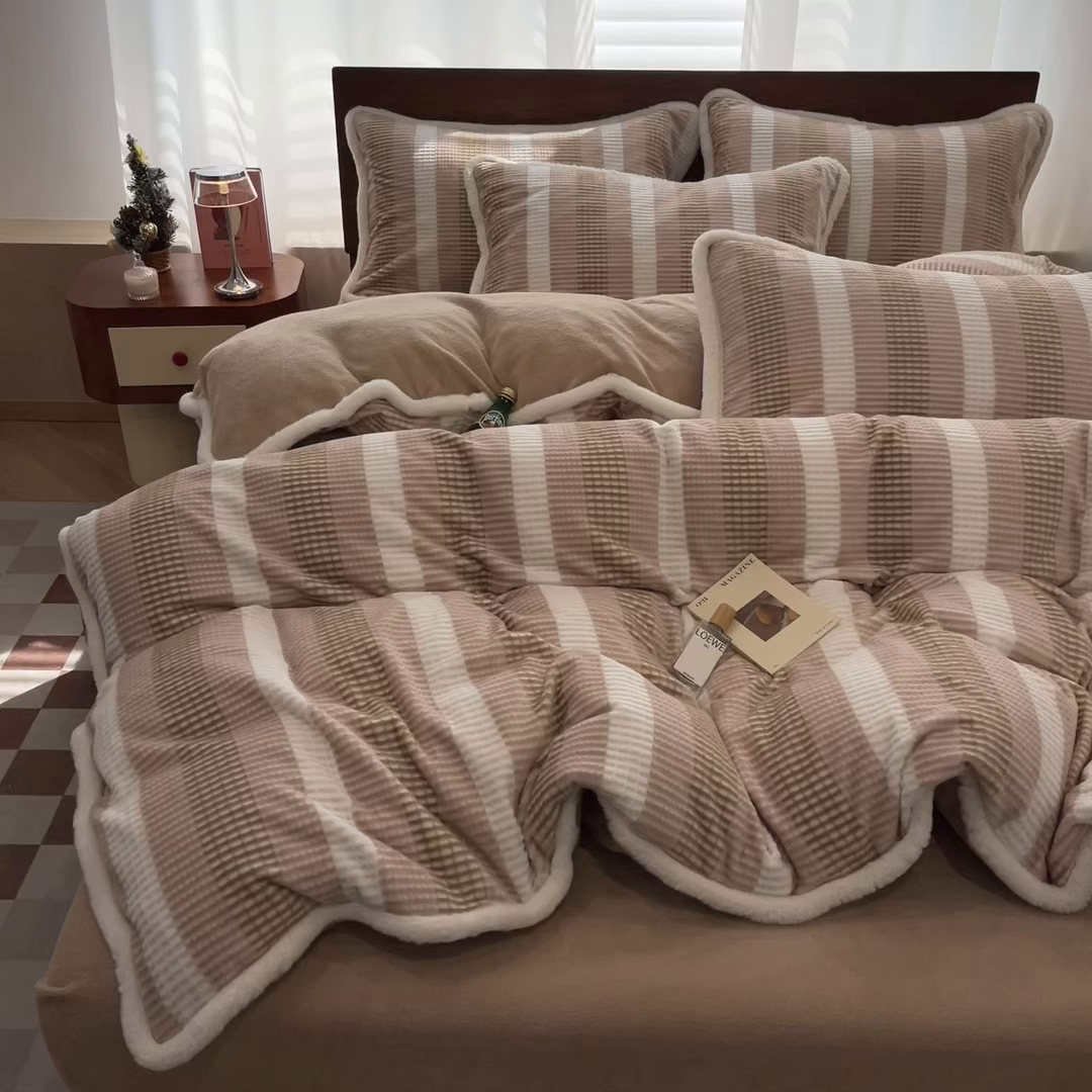 91家纺网 家纺一手货源 找家纺 安哆啦 2025新款着色烂花雕花兔毛绒包边牛奶绒四件套 绒华夫格-咖