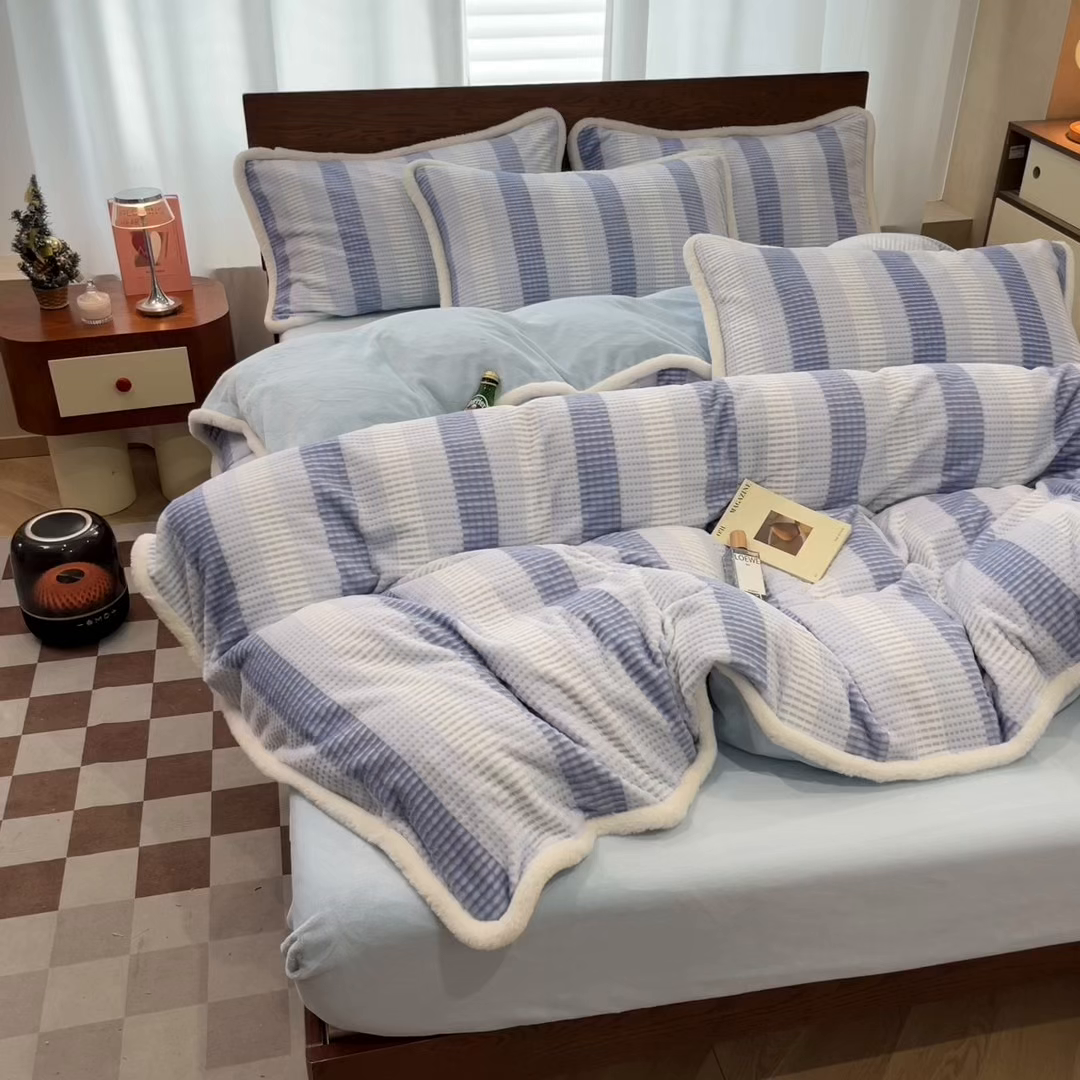 91家纺网 家纺一手货源 找家纺 安哆啦 2025新款着色烂花雕花兔毛绒包边牛奶绒四件套 绒华夫格-蓝