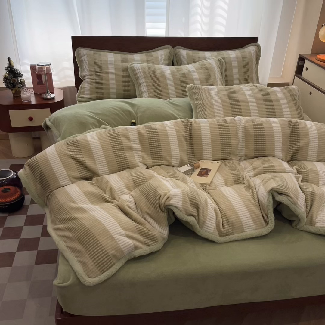 91家纺网 家纺一手货源 找家纺 安哆啦 2025新款着色烂花雕花兔毛绒包边牛奶绒四件套 绒华夫格-绿