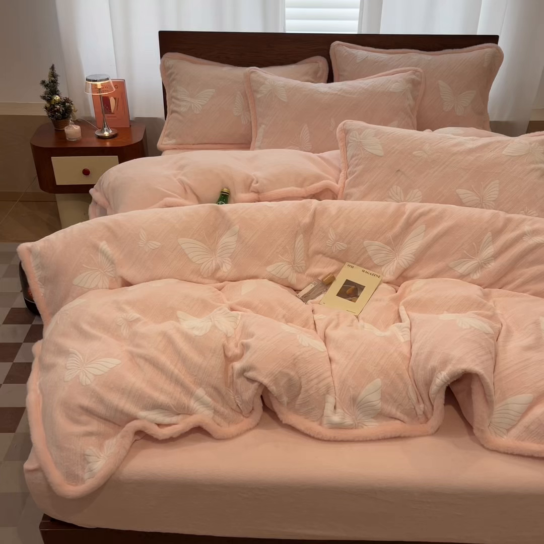 91家纺网 家纺一手货源 找家纺 安哆啦 2025新款着色烂花雕花兔毛绒包边牛奶绒四件套 绒梦蝶