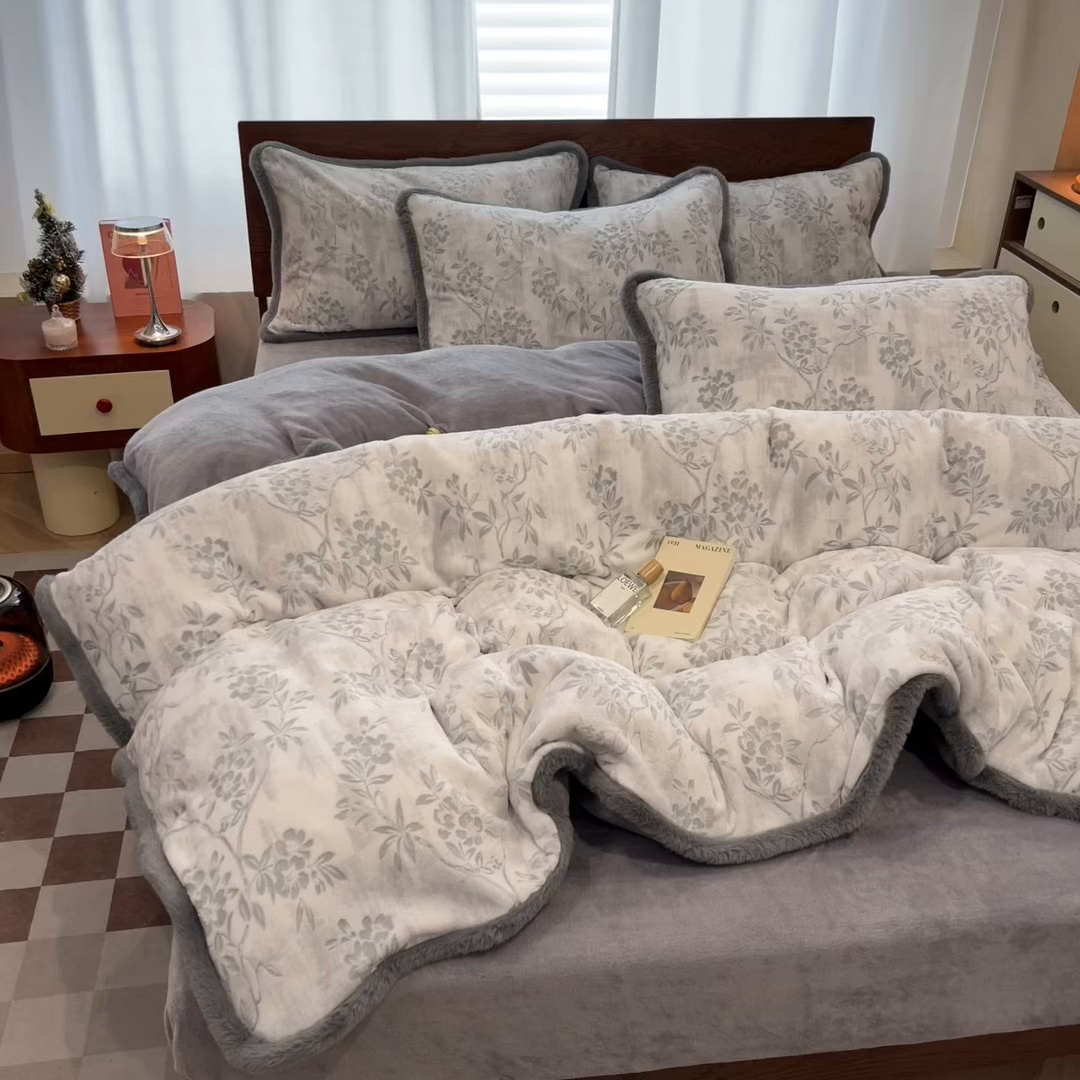 91家纺网 家纺一手货源 找家纺 安哆啦 2025新款着色烂花雕花兔毛绒包边牛奶绒四件套 韶华