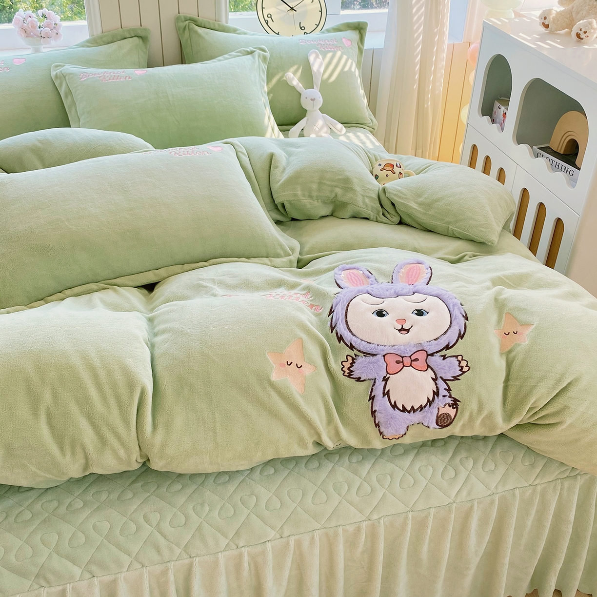 91家纺网 家纺一手货源 找家纺 悦织湾家纺 牛奶绒四件套纯色贴布绣床单款床盖款床上用品四件套时尚小兔2025新款加厚 床盖款-时尚小兔-绿