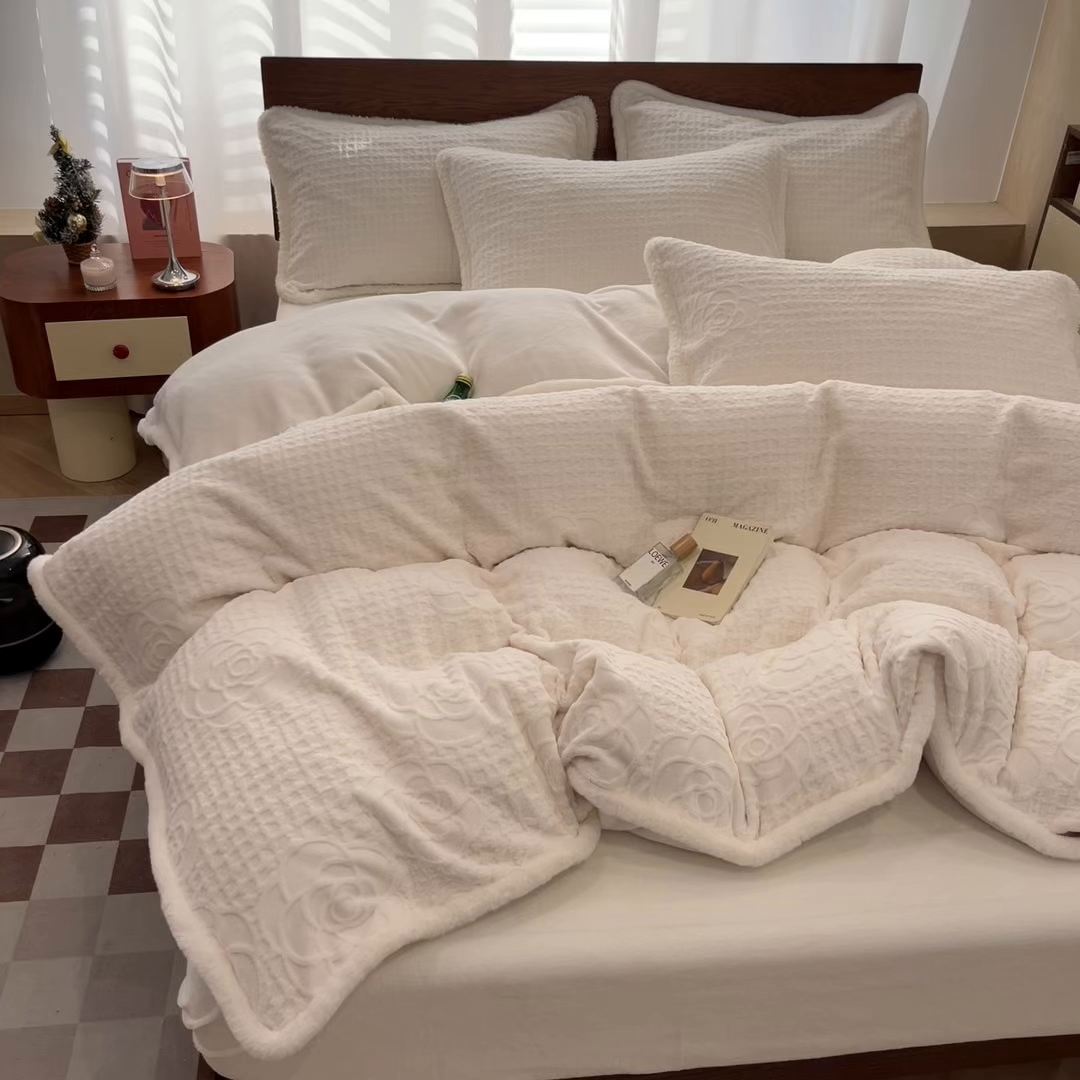 91家纺网 家纺一手货源 找家纺 安哆啦 2025新款着色烂花雕花兔毛绒包边牛奶绒四件套 小香奶白