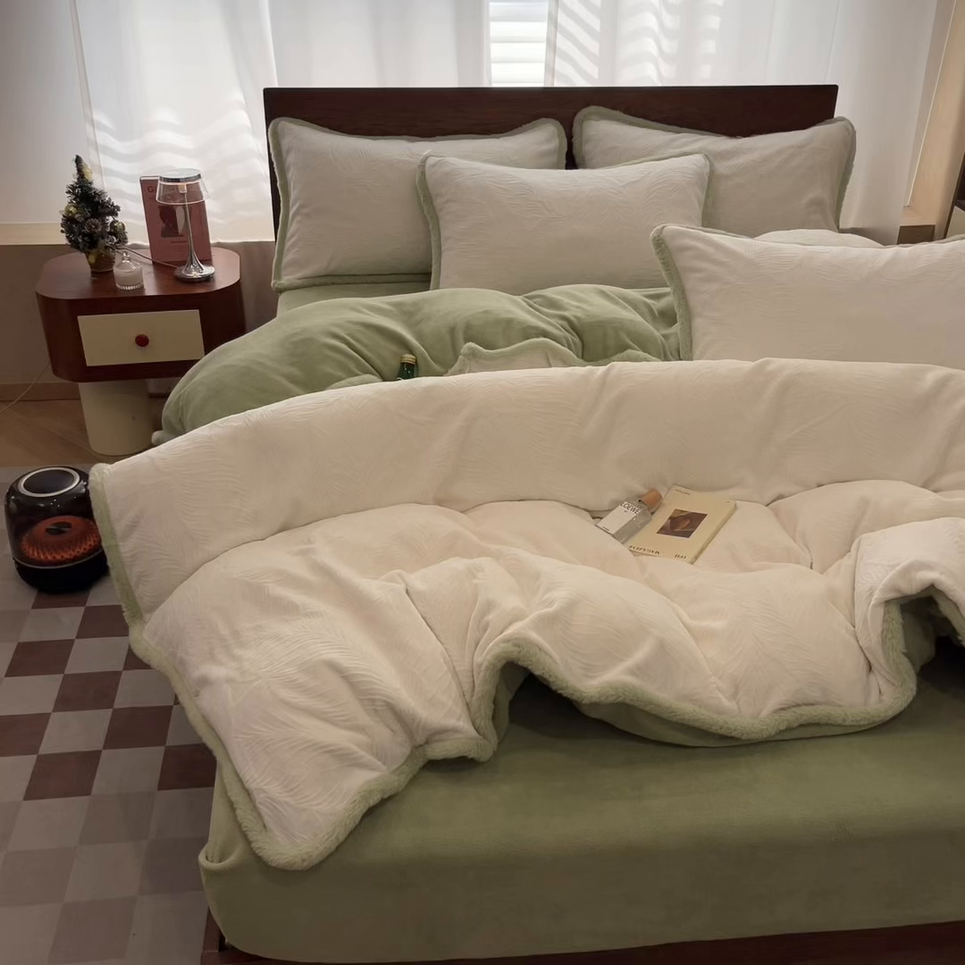 91家纺网 家纺一手货源 找家纺 安哆啦 2025新款着色烂花雕花兔毛绒包边牛奶绒四件套 一叶知秋