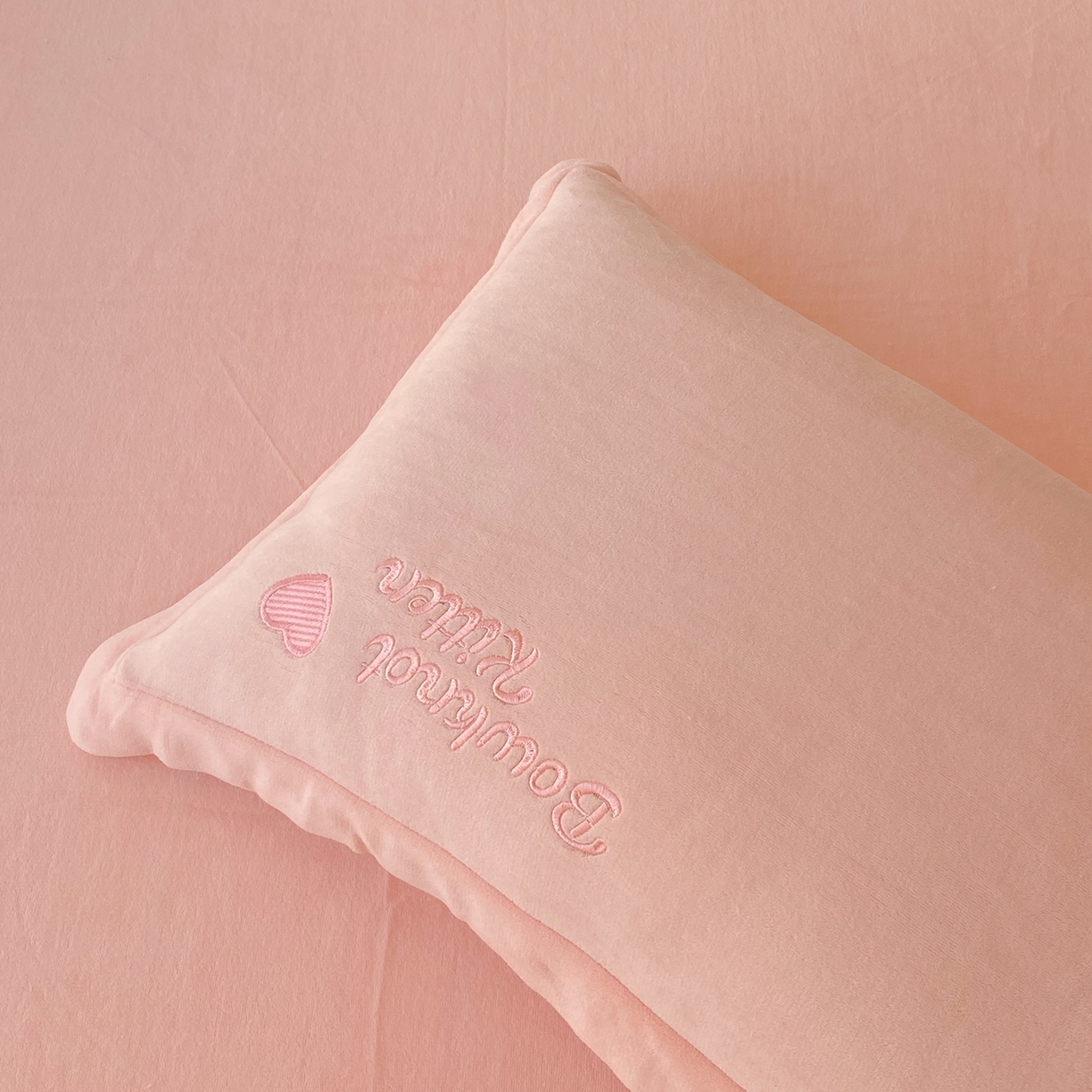 91家纺网 家纺一手货源 找家纺 悦织湾家纺 牛奶绒四件套纯色贴布绣床单款床盖款床上用品四件套时尚小兔2025新款加厚 床单款时尚小兔-粉