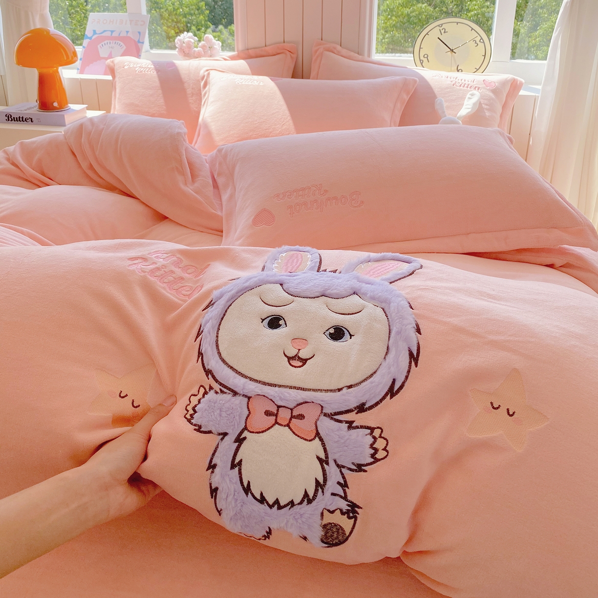 91家纺网 家纺一手货源 找家纺 悦织湾家纺 牛奶绒四件套纯色贴布绣床单款床盖款床上用品四件套时尚小兔2025新款加厚 床单款时尚小兔-粉