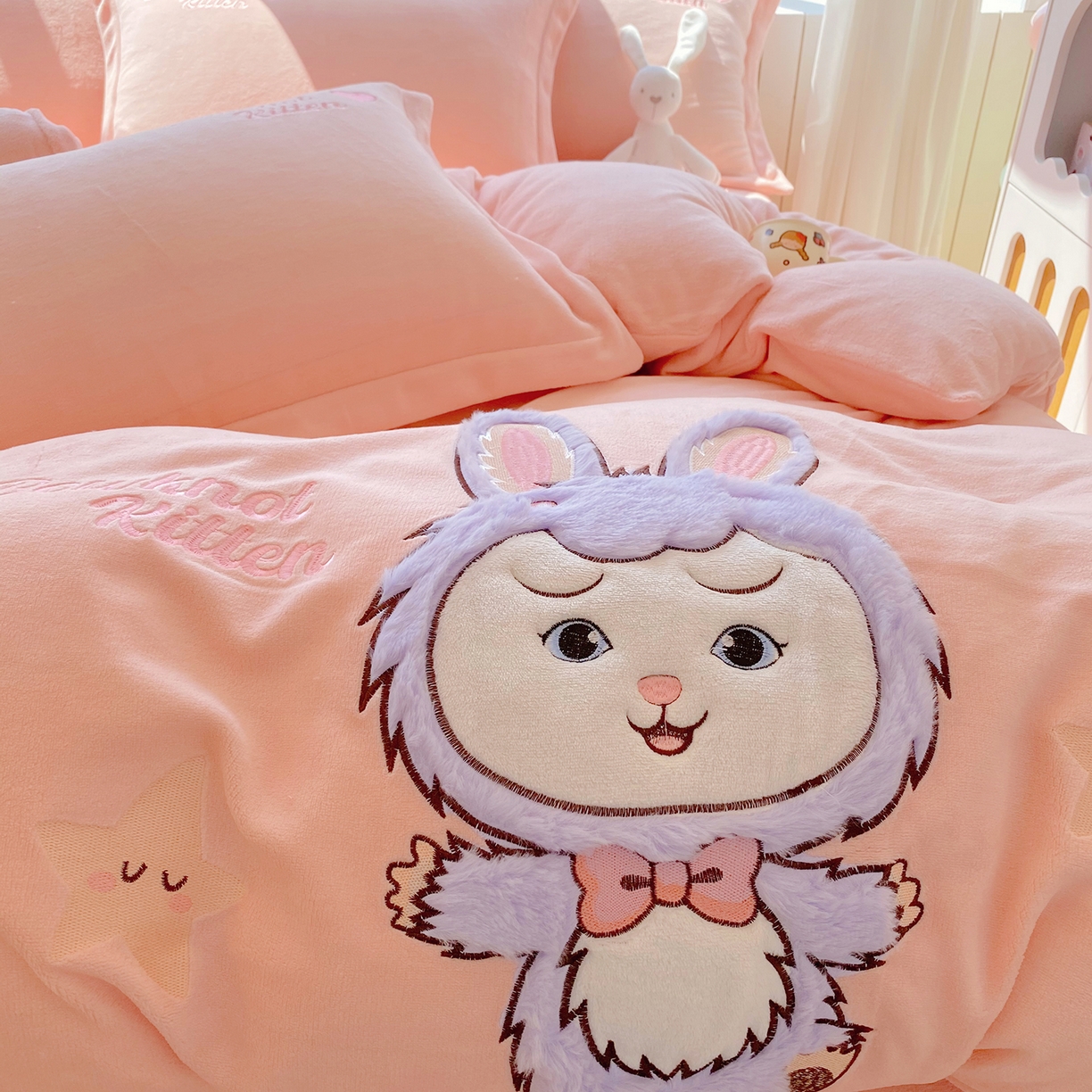 91家纺网 家纺一手货源 找家纺 悦织湾家纺 牛奶绒四件套纯色贴布绣床单款床盖款床上用品四件套时尚小兔2025新款加厚 床单款时尚小兔-粉