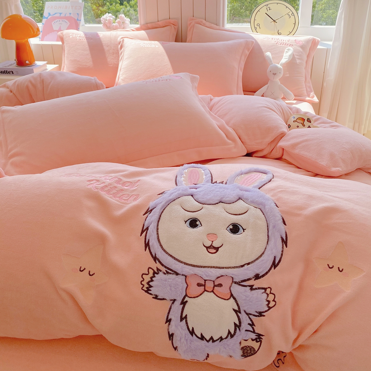 91家纺网 家纺一手货源 找家纺 悦织湾家纺 牛奶绒四件套纯色贴布绣床单款床盖款床上用品四件套时尚小兔2025新款加厚 床单款时尚小兔-粉