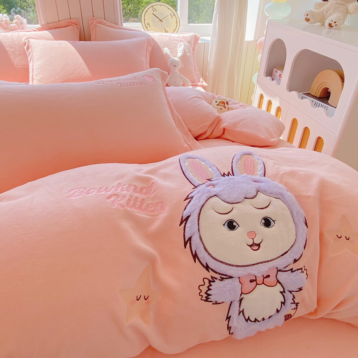 91家纺网 家纺一手货源 找家纺 悦织湾家纺 牛奶绒四件套纯色贴布绣床单款床盖款床上用品四件套时尚小兔2025新款加厚 床单款时尚小兔-粉