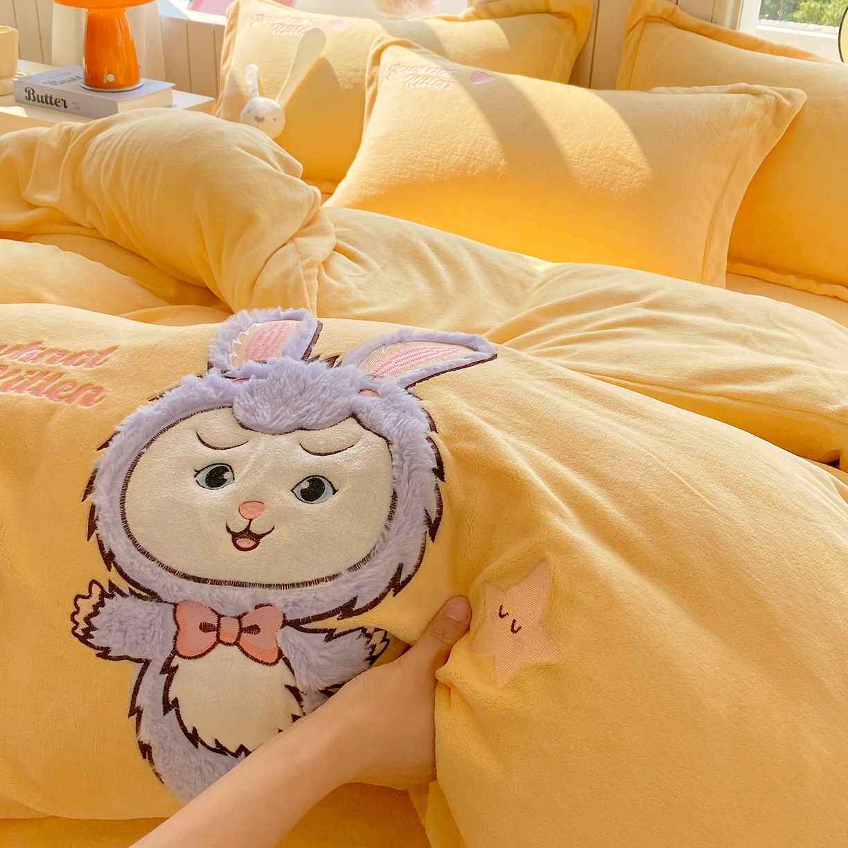 91家纺网 家纺一手货源 找家纺 悦织湾家纺 牛奶绒四件套纯色贴布绣床单款床盖款床上用品四件套时尚小兔2025新款加厚 床单款时尚小兔-黄