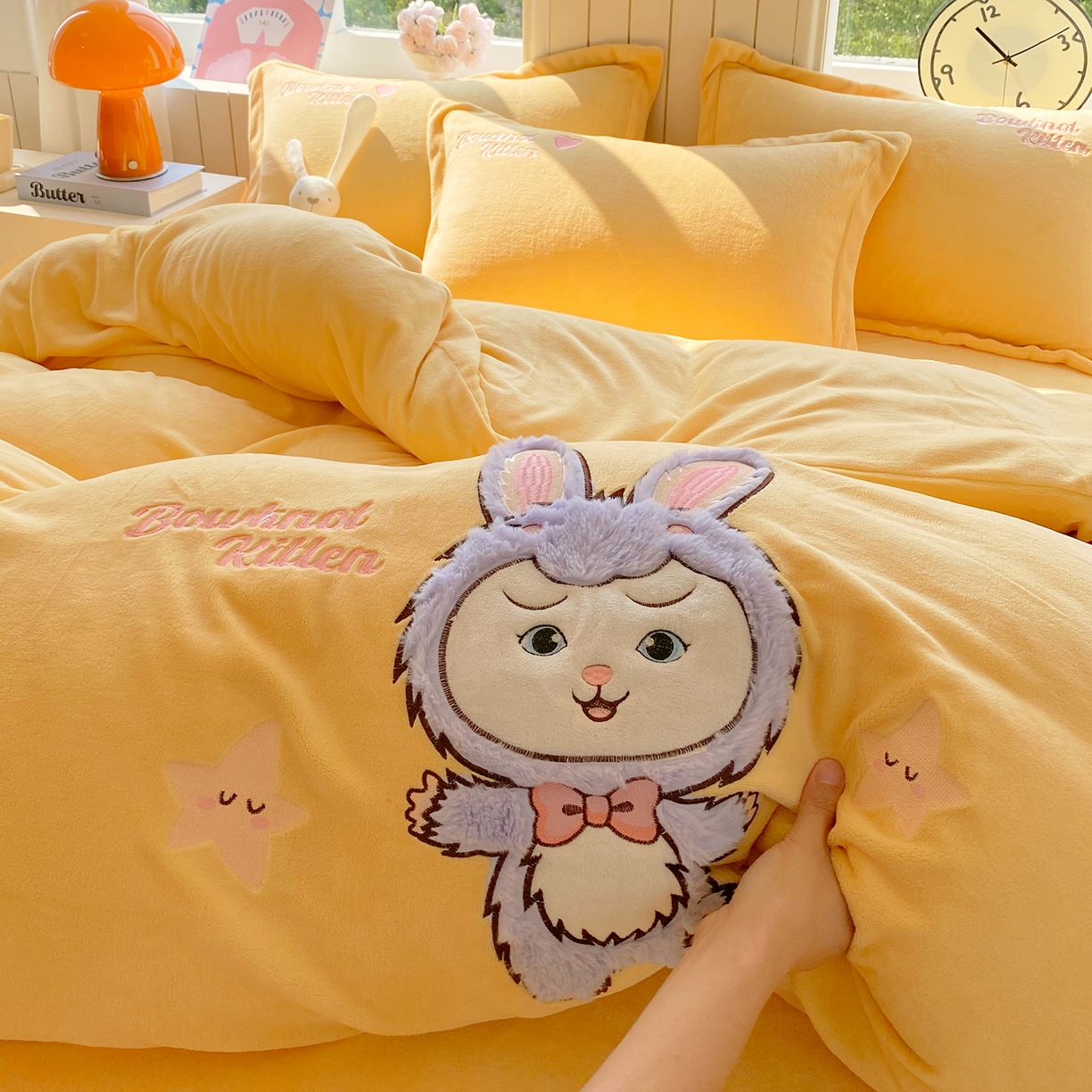 91家纺网 家纺一手货源 找家纺 悦织湾家纺 牛奶绒四件套纯色贴布绣床单款床盖款床上用品四件套时尚小兔2025新款加厚 床单款时尚小兔-黄