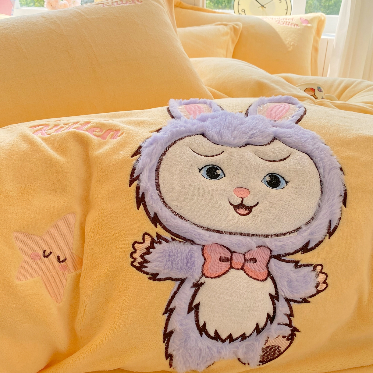 91家纺网 家纺一手货源 找家纺 悦织湾家纺 牛奶绒四件套纯色贴布绣床单款床盖款床上用品四件套时尚小兔2025新款加厚 床单款时尚小兔-黄