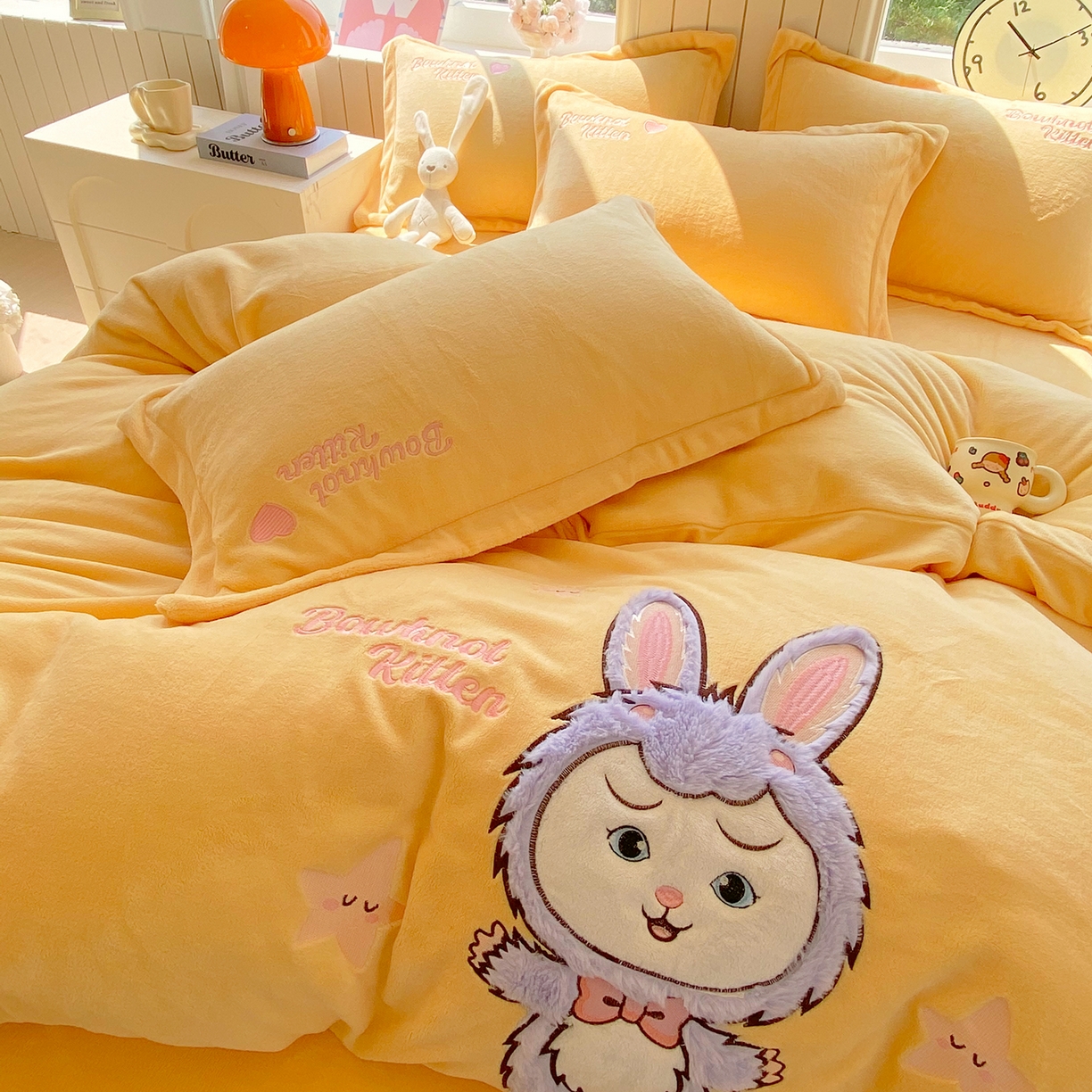 91家纺网 家纺一手货源 找家纺 悦织湾家纺 牛奶绒四件套纯色贴布绣床单款床盖款床上用品四件套时尚小兔2025新款加厚 床单款时尚小兔-黄
