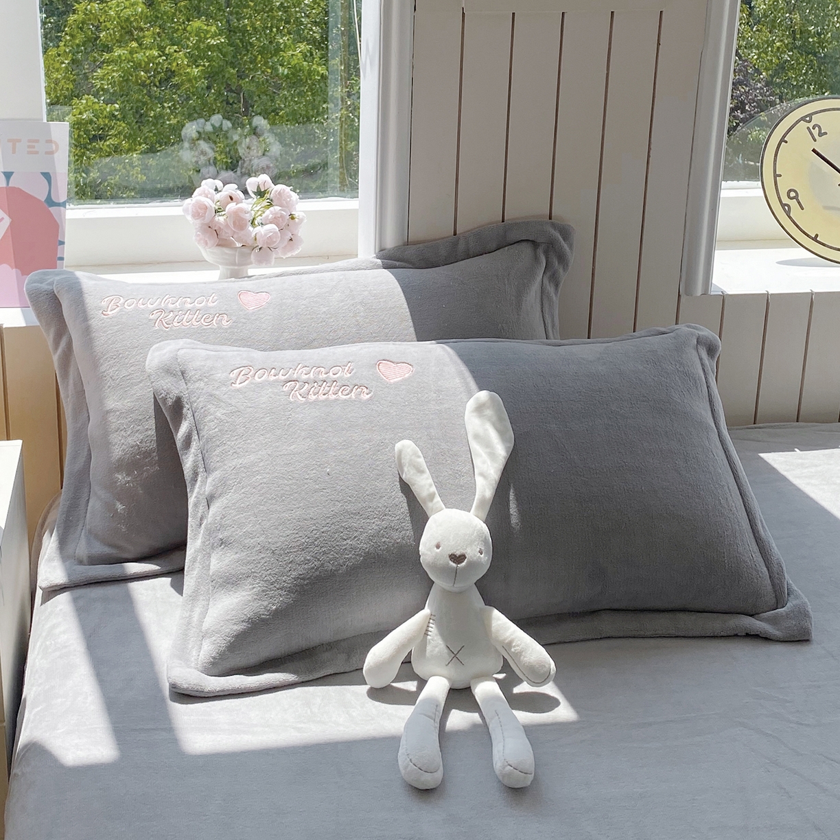 91家纺网 家纺一手货源 找家纺 悦织湾家纺 牛奶绒四件套纯色贴布绣床单款床盖款床上用品四件套时尚小兔2025新款加厚 床单款时尚小兔-灰