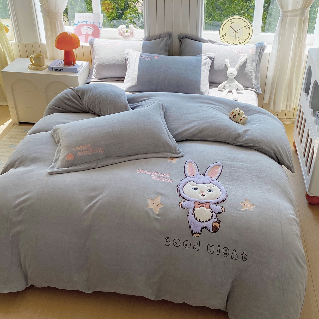 91家纺网 家纺一手货源 找家纺 悦织湾家纺 牛奶绒四件套纯色贴布绣床单款床盖款床上用品四件套时尚小兔2025新款加厚 床单款时尚小兔-灰