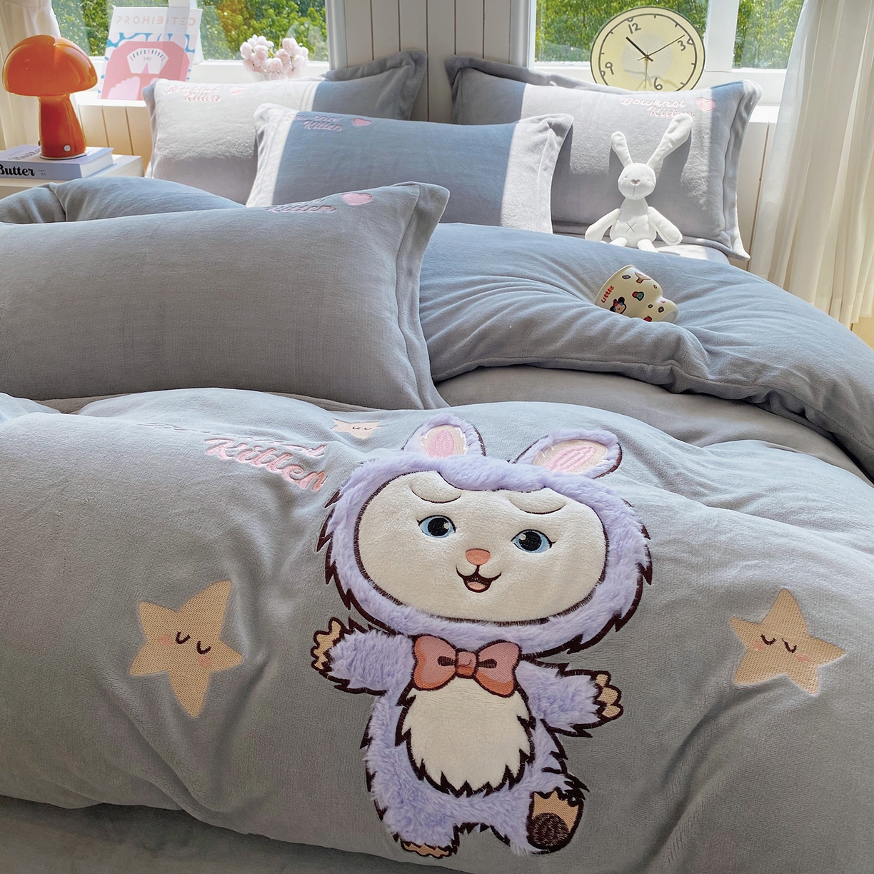 91家纺网 家纺一手货源 找家纺 悦织湾家纺 牛奶绒四件套纯色贴布绣床单款床盖款床上用品四件套时尚小兔2025新款加厚 床单款时尚小兔-灰