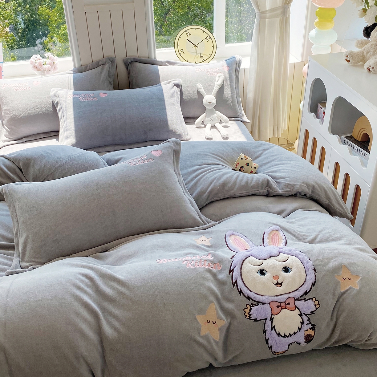 91家纺网 家纺一手货源 找家纺 悦织湾家纺 牛奶绒四件套纯色贴布绣床单款床盖款床上用品四件套时尚小兔2025新款加厚 床单款时尚小兔-灰