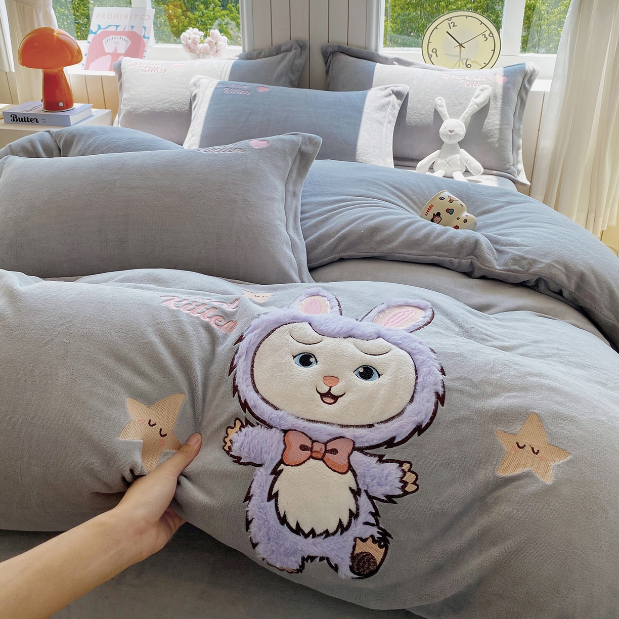 91家纺网 家纺一手货源 找家纺 悦织湾家纺 牛奶绒四件套纯色贴布绣床单款床盖款床上用品四件套时尚小兔2025新款加厚 床单款时尚小兔-灰