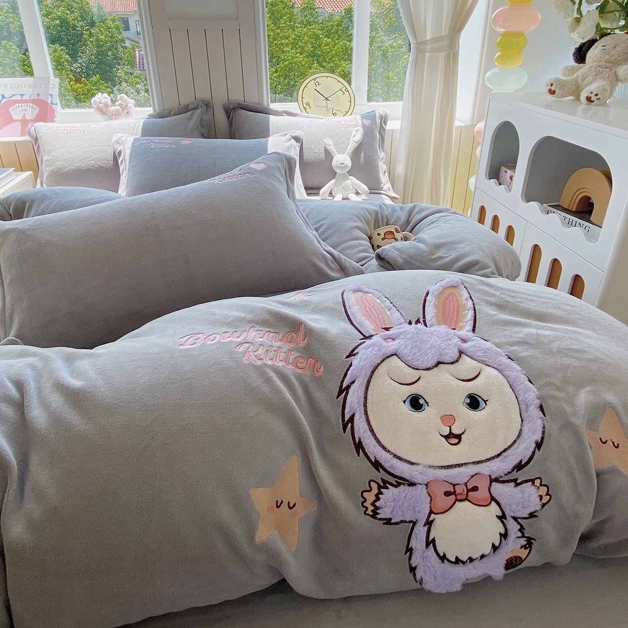 91家纺网 家纺一手货源 找家纺 悦织湾家纺 牛奶绒四件套纯色贴布绣床单款床盖款床上用品四件套时尚小兔2025新款加厚 床单款时尚小兔-灰