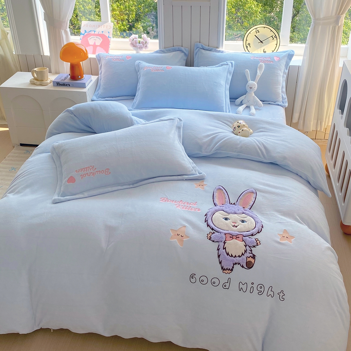 91家纺网 家纺一手货源 找家纺 悦织湾家纺 牛奶绒四件套纯色贴布绣床单款床盖款床上用品四件套时尚小兔2025新款加厚 床单款时尚小兔-蓝