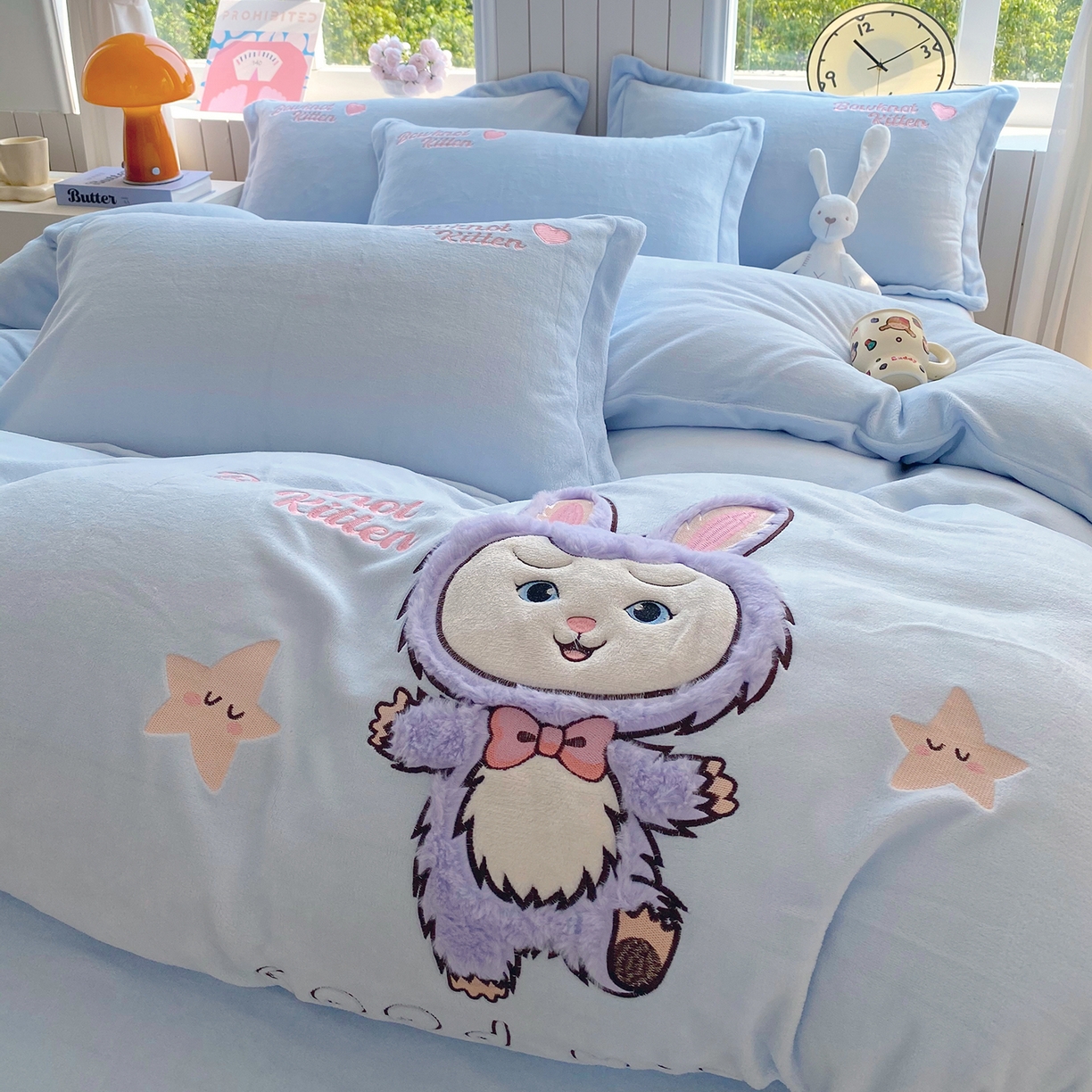 91家纺网 家纺一手货源 找家纺 悦织湾家纺 牛奶绒四件套纯色贴布绣床单款床盖款床上用品四件套时尚小兔2025新款加厚 床单款时尚小兔-蓝