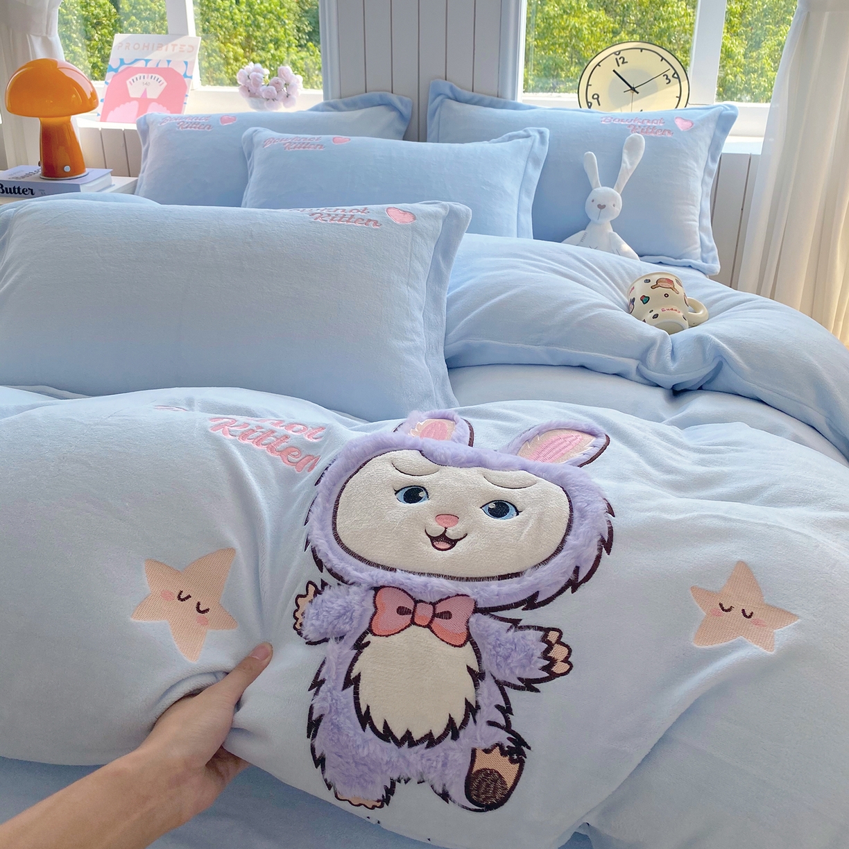 91家纺网 家纺一手货源 找家纺 悦织湾家纺 牛奶绒四件套纯色贴布绣床单款床盖款床上用品四件套时尚小兔2025新款加厚 床单款时尚小兔-蓝
