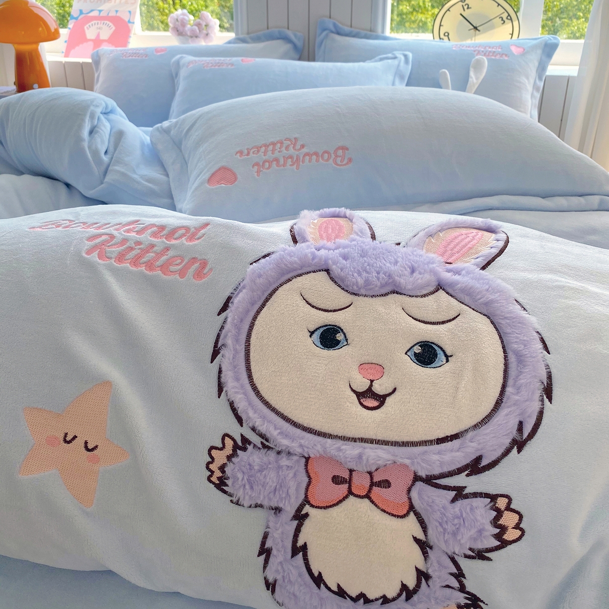 91家纺网 家纺一手货源 找家纺 悦织湾家纺 牛奶绒四件套纯色贴布绣床单款床盖款床上用品四件套时尚小兔2025新款加厚 床单款时尚小兔-蓝