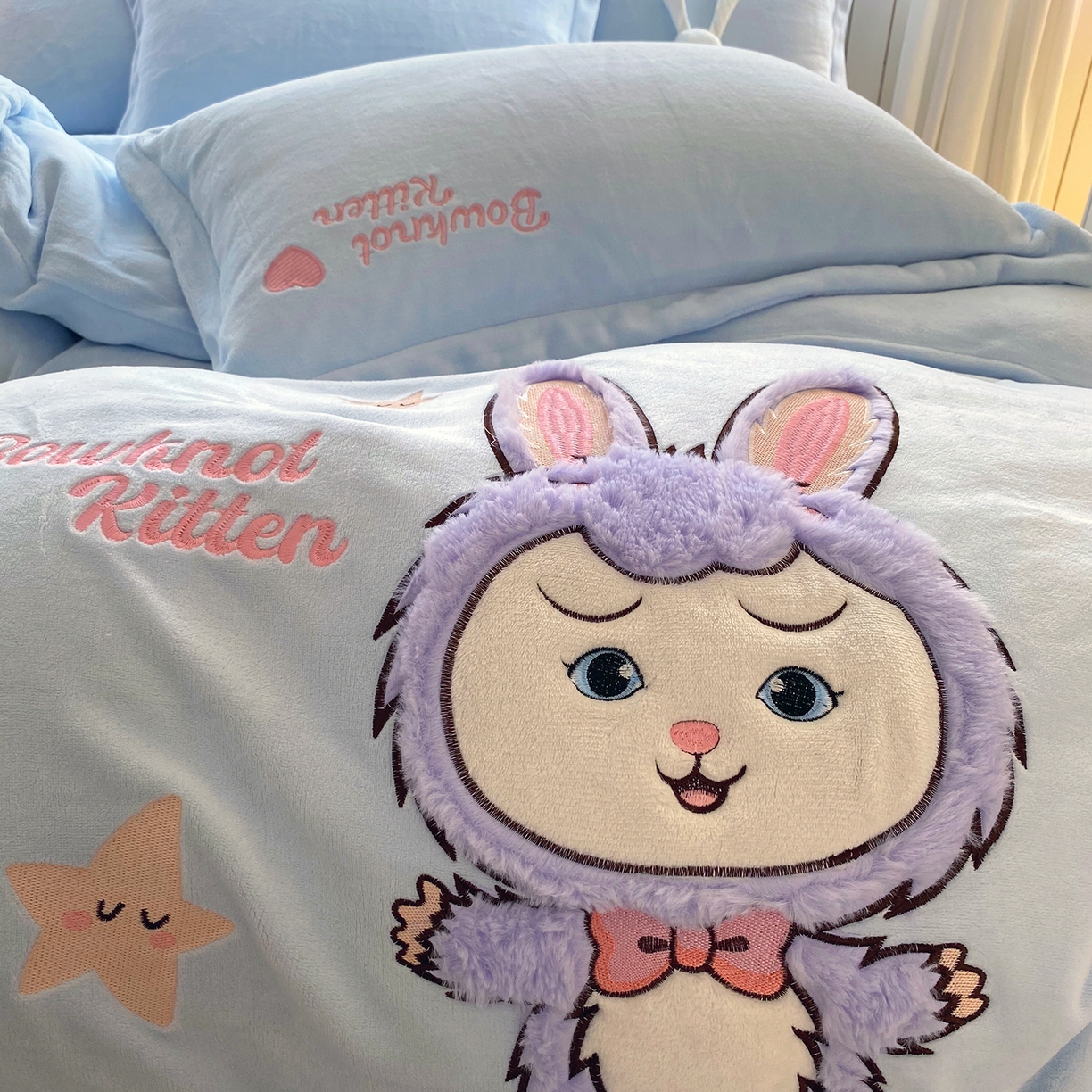 91家纺网 家纺一手货源 找家纺 悦织湾家纺 牛奶绒四件套纯色贴布绣床单款床盖款床上用品四件套时尚小兔2025新款加厚 床单款时尚小兔-蓝