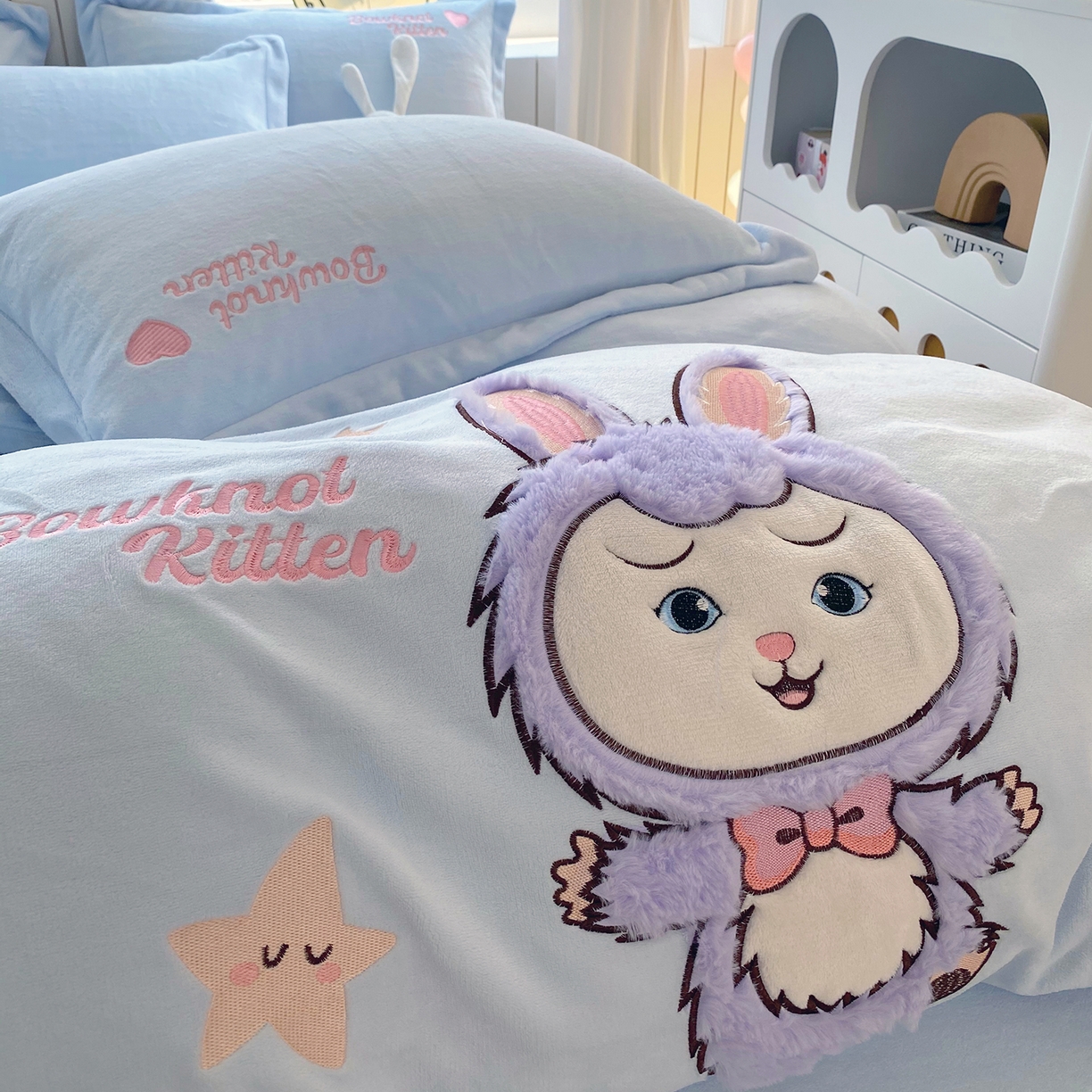 91家纺网 家纺一手货源 找家纺 悦织湾家纺 牛奶绒四件套纯色贴布绣床单款床盖款床上用品四件套时尚小兔2025新款加厚 床单款时尚小兔-蓝