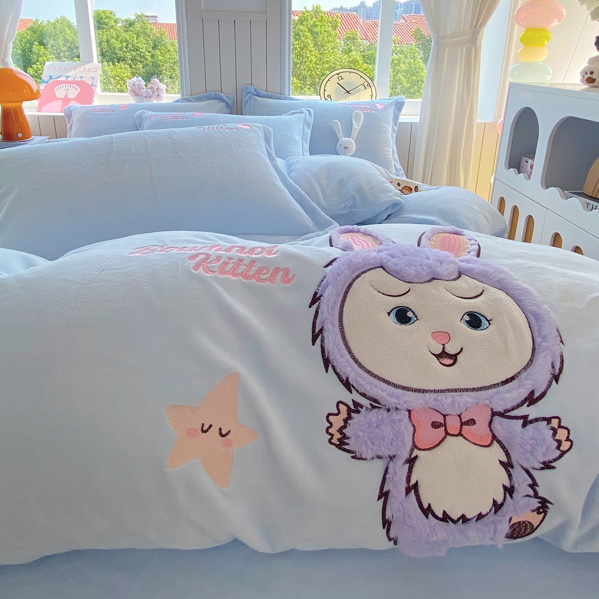 91家纺网 家纺一手货源 找家纺 悦织湾家纺 牛奶绒四件套纯色贴布绣床单款床盖款床上用品四件套时尚小兔2025新款加厚 床单款时尚小兔-蓝