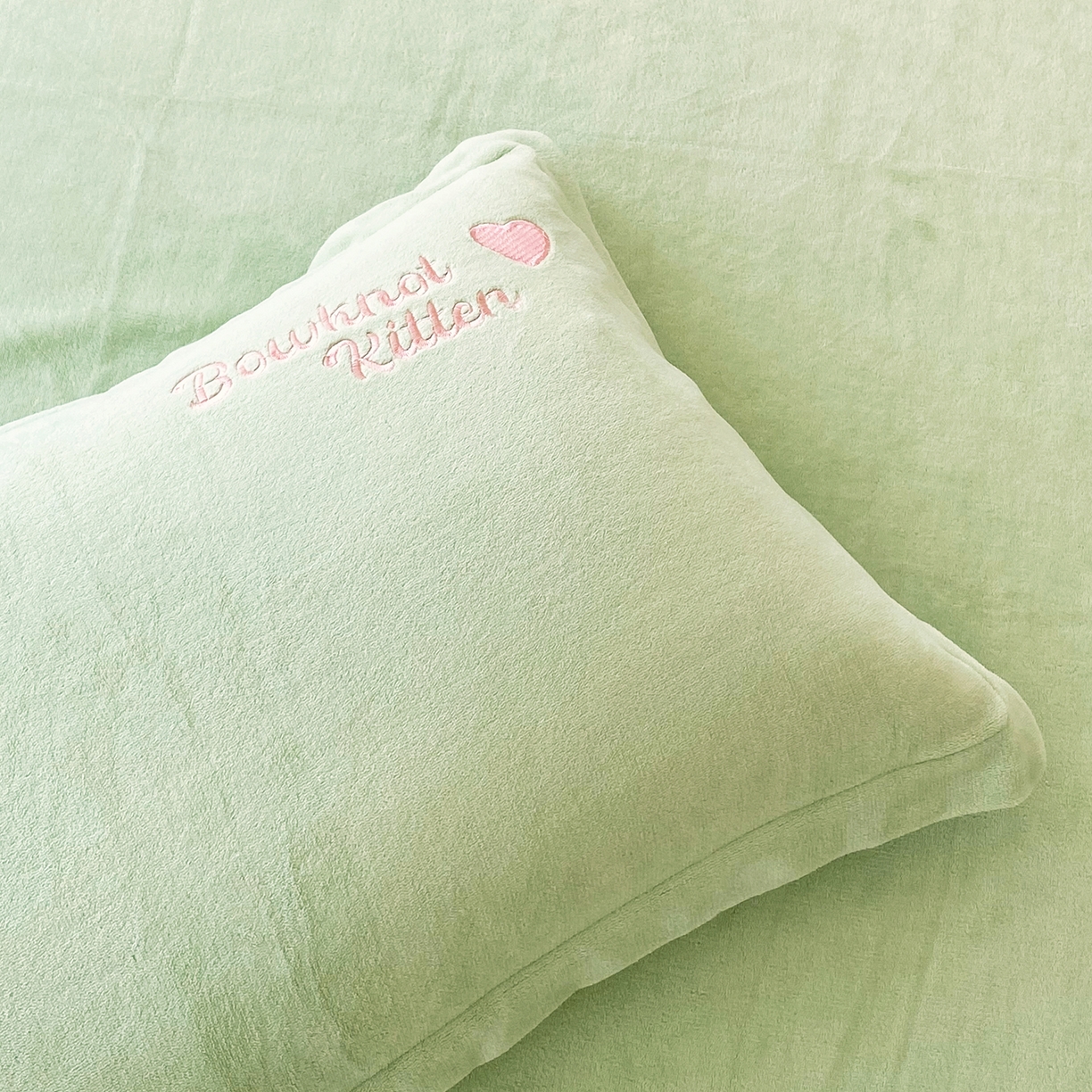 91家纺网 家纺一手货源 找家纺 悦织湾家纺 牛奶绒四件套纯色贴布绣床单款床盖款床上用品四件套时尚小兔2025新款加厚 床单款时尚小兔-绿