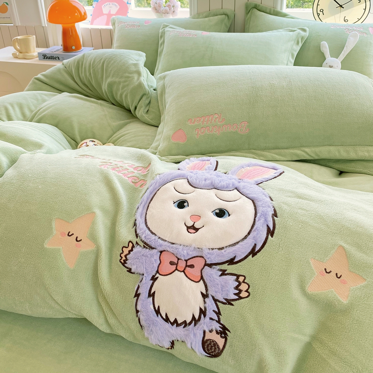 91家纺网 家纺一手货源 找家纺 悦织湾家纺 牛奶绒四件套纯色贴布绣床单款床盖款床上用品四件套时尚小兔2025新款加厚 床单款时尚小兔-绿