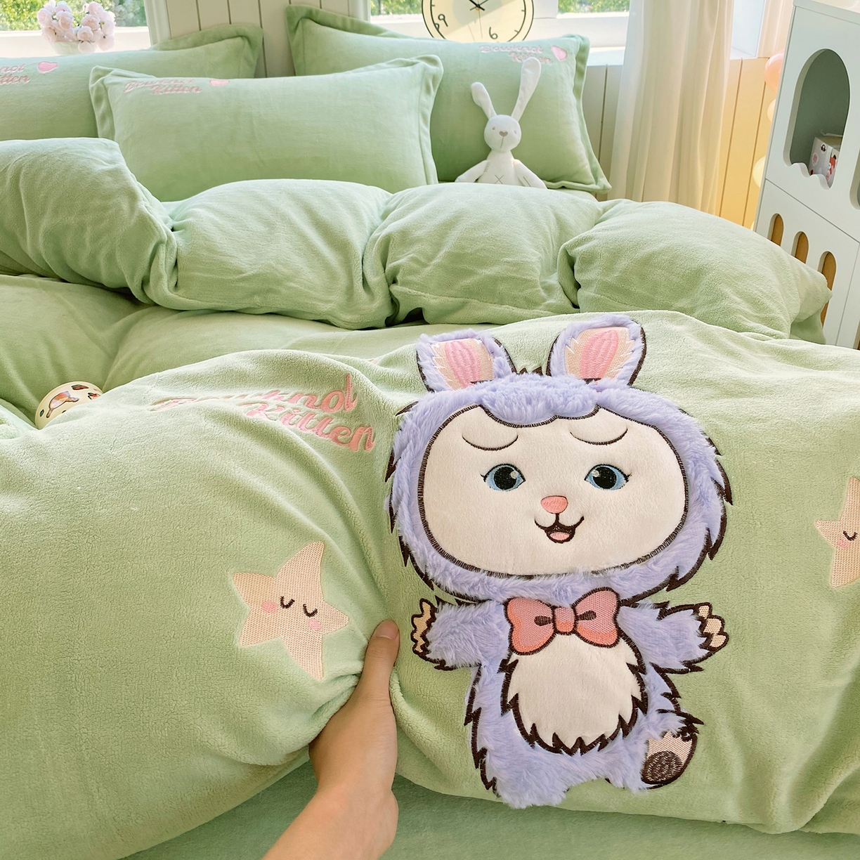 91家纺网 家纺一手货源 找家纺 悦织湾家纺 牛奶绒四件套纯色贴布绣床单款床盖款床上用品四件套时尚小兔2025新款加厚 床单款时尚小兔-绿