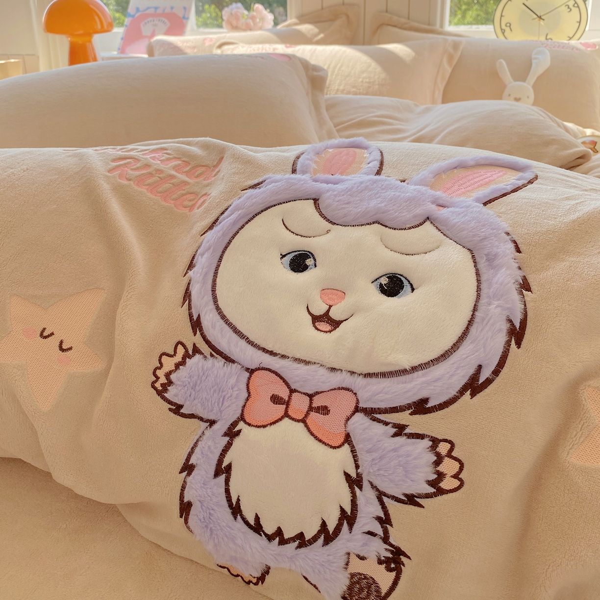 91家纺网 家纺一手货源 找家纺 悦织湾家纺 牛奶绒四件套纯色贴布绣床单款床盖款床上用品四件套时尚小兔2025新款加厚 床单款时尚小兔-奶咖