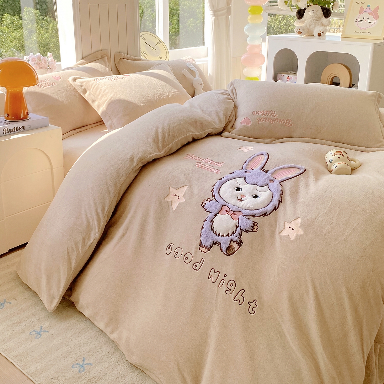 91家纺网 家纺一手货源 找家纺 悦织湾家纺 牛奶绒四件套纯色贴布绣床单款床盖款床上用品四件套时尚小兔2025新款加厚 床单款时尚小兔-奶咖