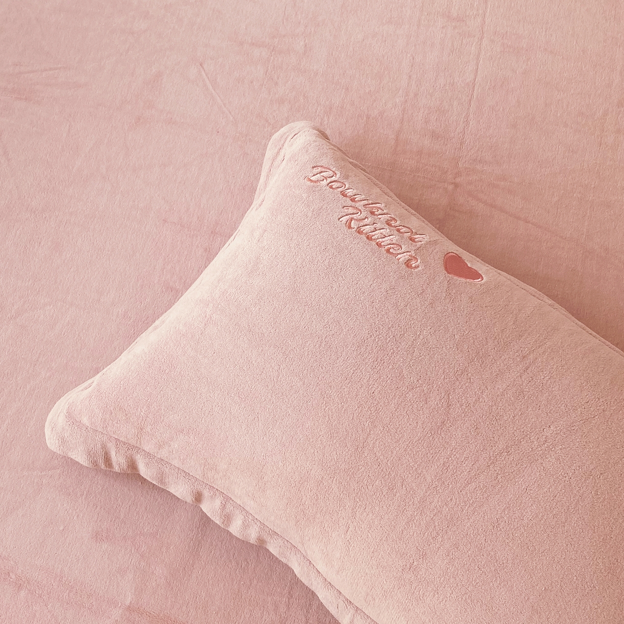 91家纺网 家纺一手货源 找家纺 悦织湾家纺 牛奶绒四件套纯色贴布绣床单款床盖款床上用品四件套时尚小兔2025新款加厚 床单款时尚小兔-浅豆沙